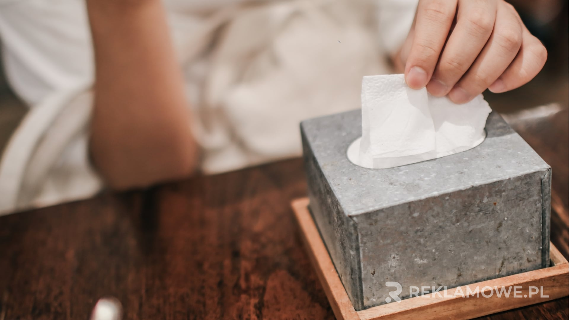 Ekologiczne chusteczki reklamowe w naturalnym otoczeniu