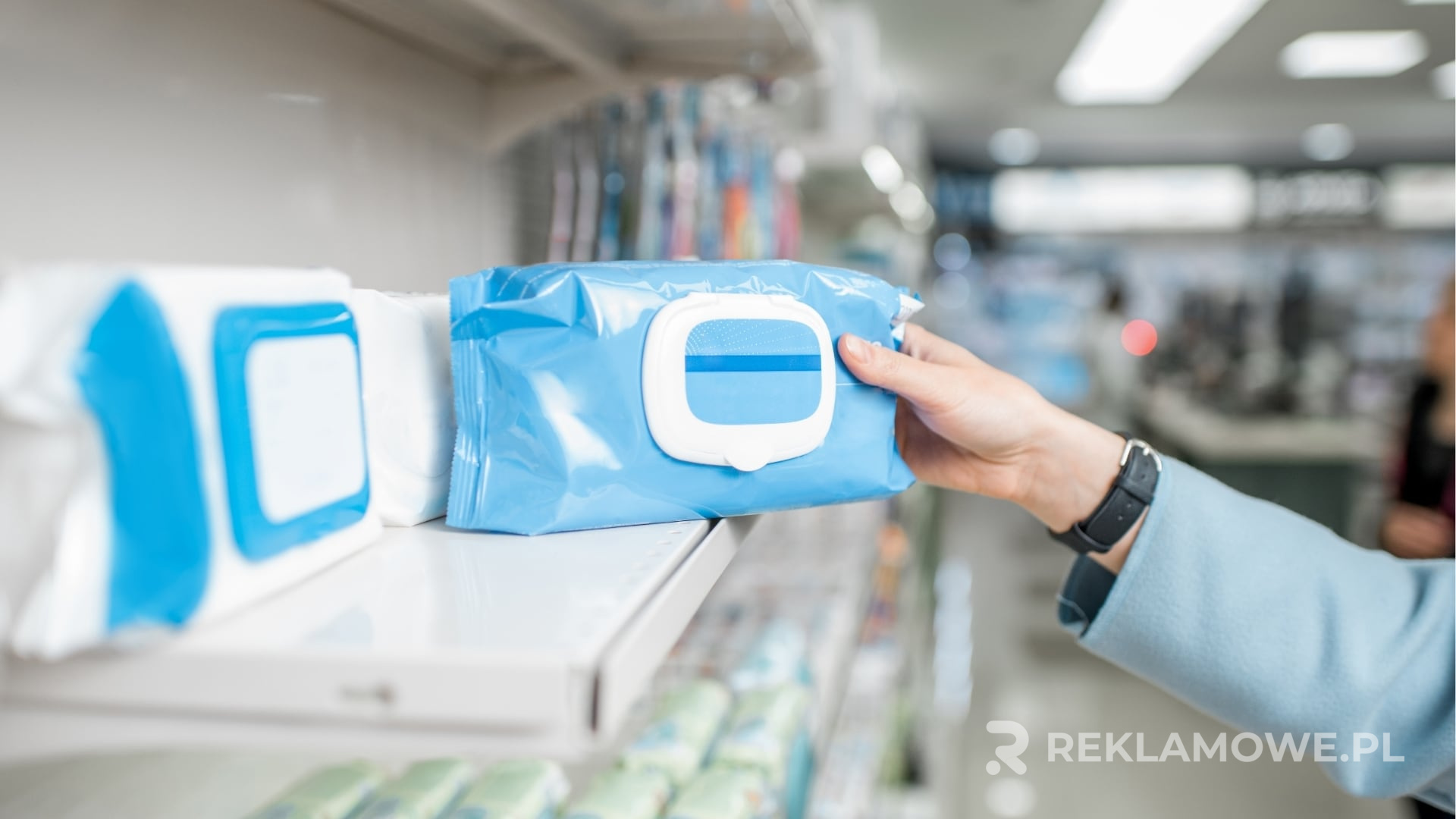 Znaczenie jakości w produkcji chusteczek reklamowych Wysokiej jakości chusteczki reklamowe na stole