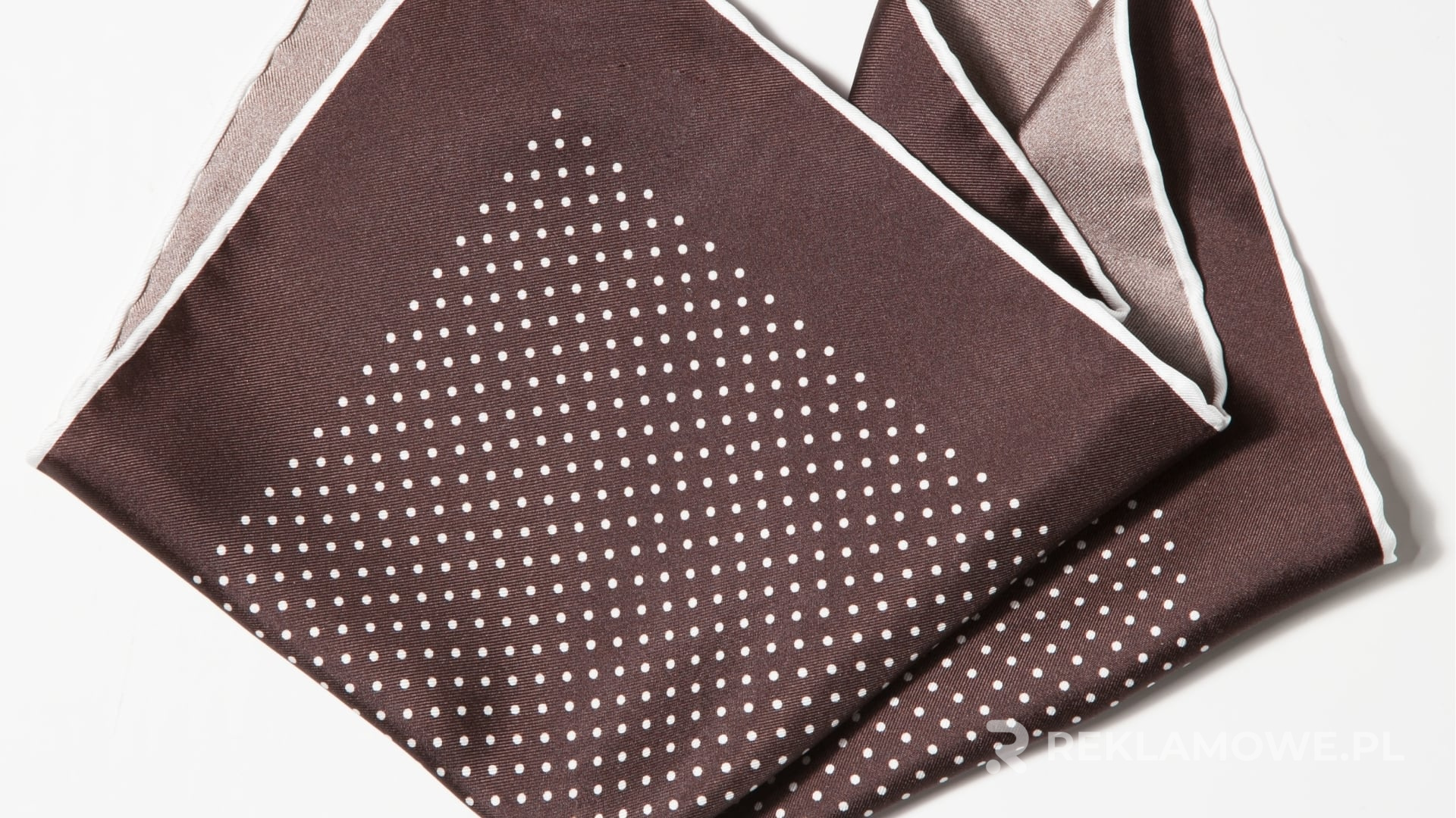 Klienci trzymający reklamowe chusteczki