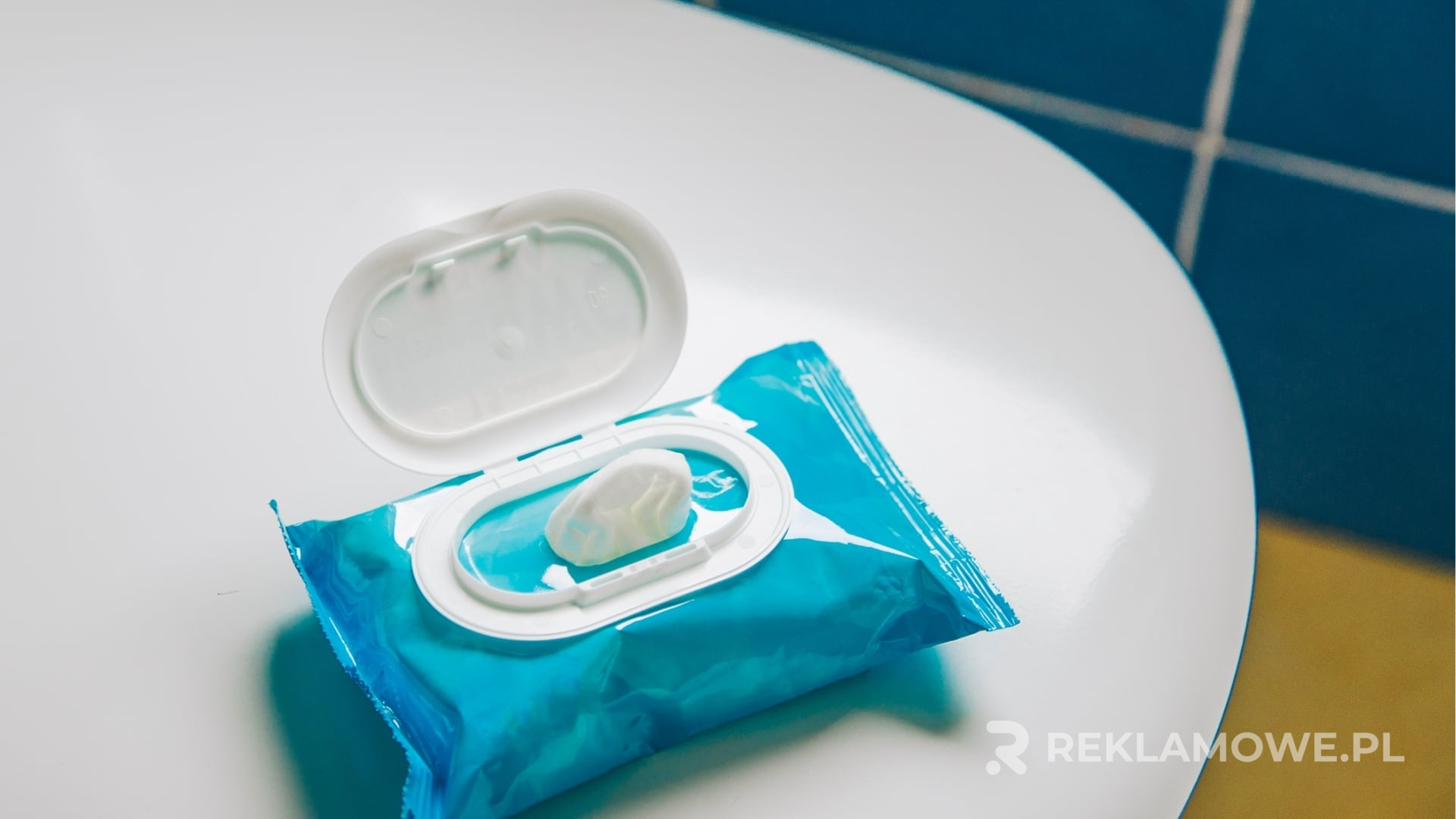Projektowanie Chusteczek Reklamowych – Poradnik Chusteczki reklamowe na tle kreatywnego projektu